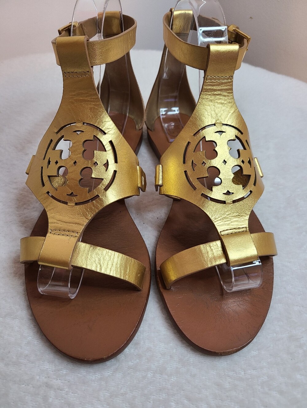 Tory Burch Zoey Metallic Leather Cut-out Logo Ankle Strap Flat Sandals Size 7 - Picture 2 of 7
